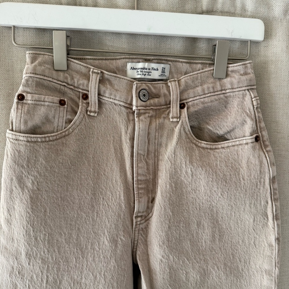 Abercrombie & Fitch Straight Leg Jeans in Light Beige - Picture 3 of 9